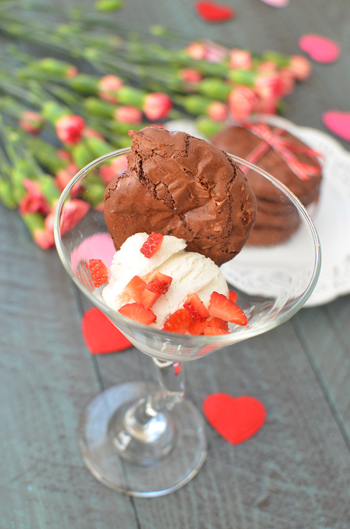 Flower-less Dark Chocolate Cookies with Ice cream and Strawberries
