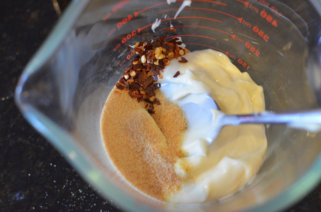 For the sauce to coat the ingredients, you just need mayonnaise, garlic powder, and red chili flakes. 