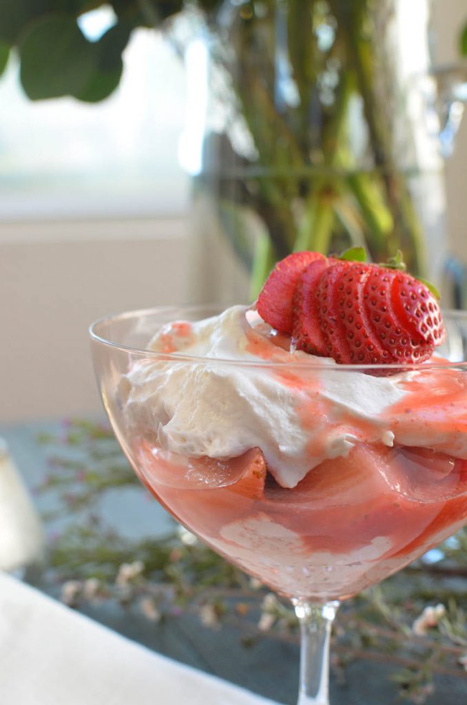 Put a layer of cream at the bottom of a glass and spoon on a bit of the strawberry sauce. 